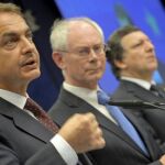 José Luis Rodriguez Zapatero junto al presidente del Consejo Europeo, Herman Van Rompuy, y el presidente de la CE, José Manuel Durao Barroso