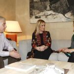 Cristina Cifuentes se ha reunido hoy con los padres del niño que se suicidó.