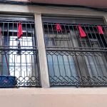 En la imagen, un trapo rojo en un piso para reivindicar que allí no hay droga