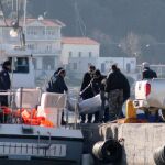 Guarda Costas griegos trasladan a puerto el cadáver de uno de los refugiados muertos en el naufragio en la isla de Samos
