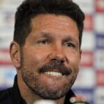 El entrenador del Atlético de Madrid, Diego Simeone, hoy durante la rueda de prensa previa al entrenamiento en el estadio Vicente Calderón