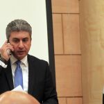 El ministro egipcio de Aviación Civil, Sharif Fathi, habla por su teléfono móvil antes de ofrecer una rueda de prensa en El Cairo
