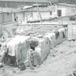 Una fotografía de Joan Miquel-Quintilla en la que puede verse cómo era la vida en el barcelonés barrio del Somorrostro