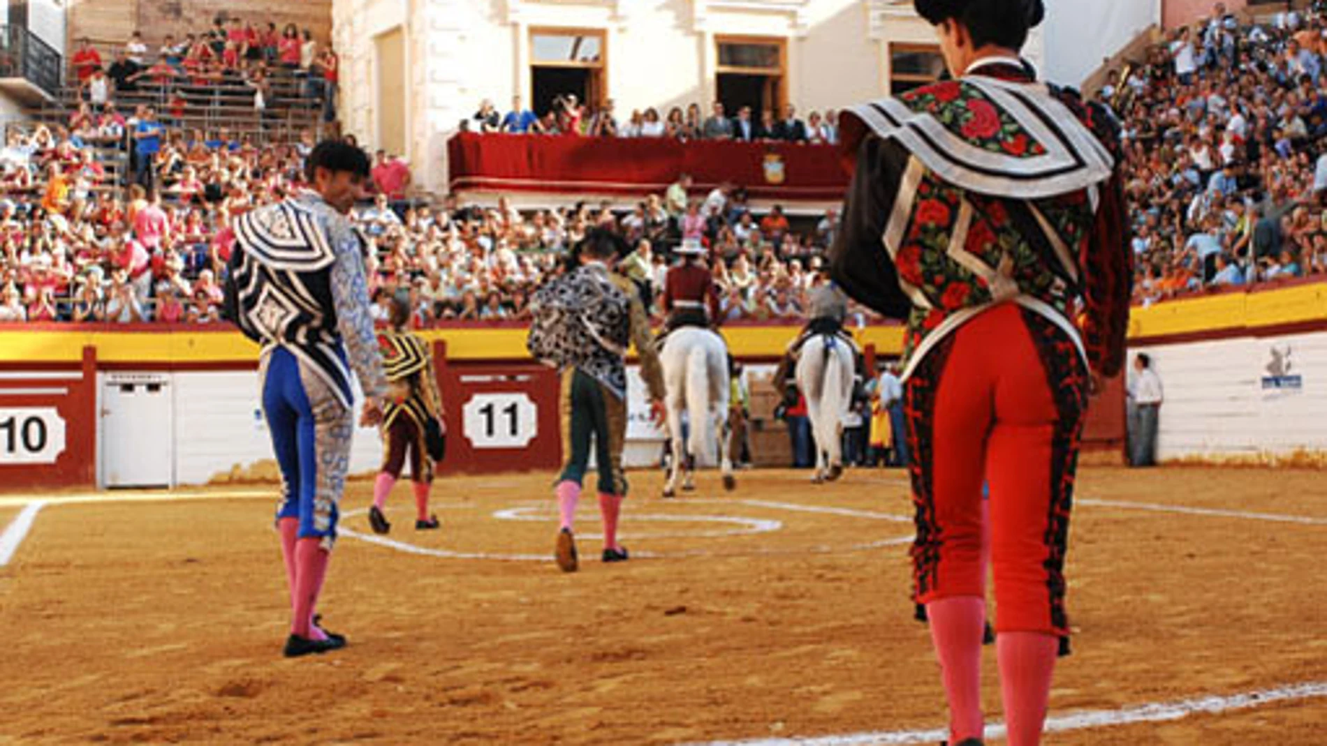 Paseíllo en la plaza de toros de Algemesí