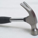 Un ladrón con remordimientos paga un martillo 30 años después... con intereses