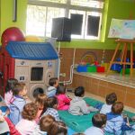 Cuentacuentos en el Colegio Rural Agrupado (CRA) de la localidad leonesa de Cubillos del Sil