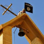 Un terrorista coloca una bandera de Estado Islámico en Mosul