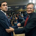 El presidente de la Unión Sindical de Controladores Aéreos, Camilo Cela, y el presidente de Aeropuertos Españoles y Navegación Aérea (AENA), Juan Lema