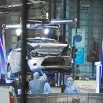 Una grúa de la Policía recoge el coche que se estrelló en Westminster / Ap