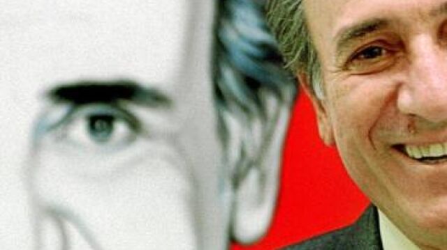 SU OTRA GRAN PASIÓN Manolo Escobar posa junto al retrato del artista realizado por Antonio de Felipe