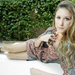 Elena Maruenda posa con un modelo de la colección de gafas Shine On, de Carrera