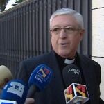 El obispo de de Lérida, Joan Piris, a su llegada esta mañana a la sede de la Nunciatura del Papa en Madrid, donde se ha reunido con su homólogo de la diócesis de Barbastro-Monzón, Alfonso Milián