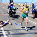 El australiano Michael Shelley pasan junto al británico Callum Hawkins, caído en el suelo. Efe