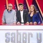 Luis Larrodera, en el plató del programa, junto a un concursante y una de las "profes"