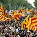 Manifestación en Barcelona en protesta por la suspensión por parte del Constitucional de varias leyes aprobadas en el Parlament