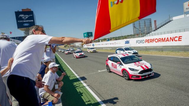 Comienzo de la doce edición de las 24 Horas Ford que finalmente ganaría el equipo de La Razón.