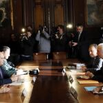 El ministro de Interior, Jorge Fernández Díaz (2i), junto al coordinador antiterrorista de la Unión Europea (UE), Gilles Kerchove (2d), durante la reunión que ambos han mantenido hoy en Barcelona.