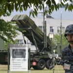 La Unidad japonesa de Fuerza Terrestre de Autodefensa Patriot Capacidad Avanzada-3 (3 PAC) de misiles interceptores se despliega para contrarrestar el lanzamiento de misiles balísticos de Corea del Norte en el Ministerio de Defensa en Tokio