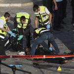 Traslado del cuerpo de un palestino asesinado en la puerta de Damasco, en la Ciudad Vieja de Jerusalén, Israel.