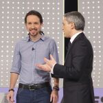 El secretario general de Podemos, Pablo Iglesias, junto al moderador Vicente Vallés, en el anterior debate a cuatro
