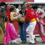 Alberto Elvira, con vaqueros y chaqueta negra, lleva a José Tomás a la enfermería