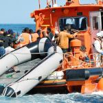 Una de las embarcaciones interceptadas ayer por Salvamento Marítimo en el Mar de Alborán con 57 inmigrantes / Efe
