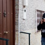 Un hombre se tapa la cara al llegar a la vivienda del barrio sevillano de Amate donde reside José Ángel Prenda, uno de los cinco integrantes de 'La Manada'/ Foto: Efe
