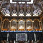 Vista de un panel que muestra la evolución de la Bolsa española. EFE/ J.J.Guillen