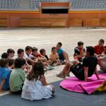 Diego Urdiales junto a su hermano y los niños del aula