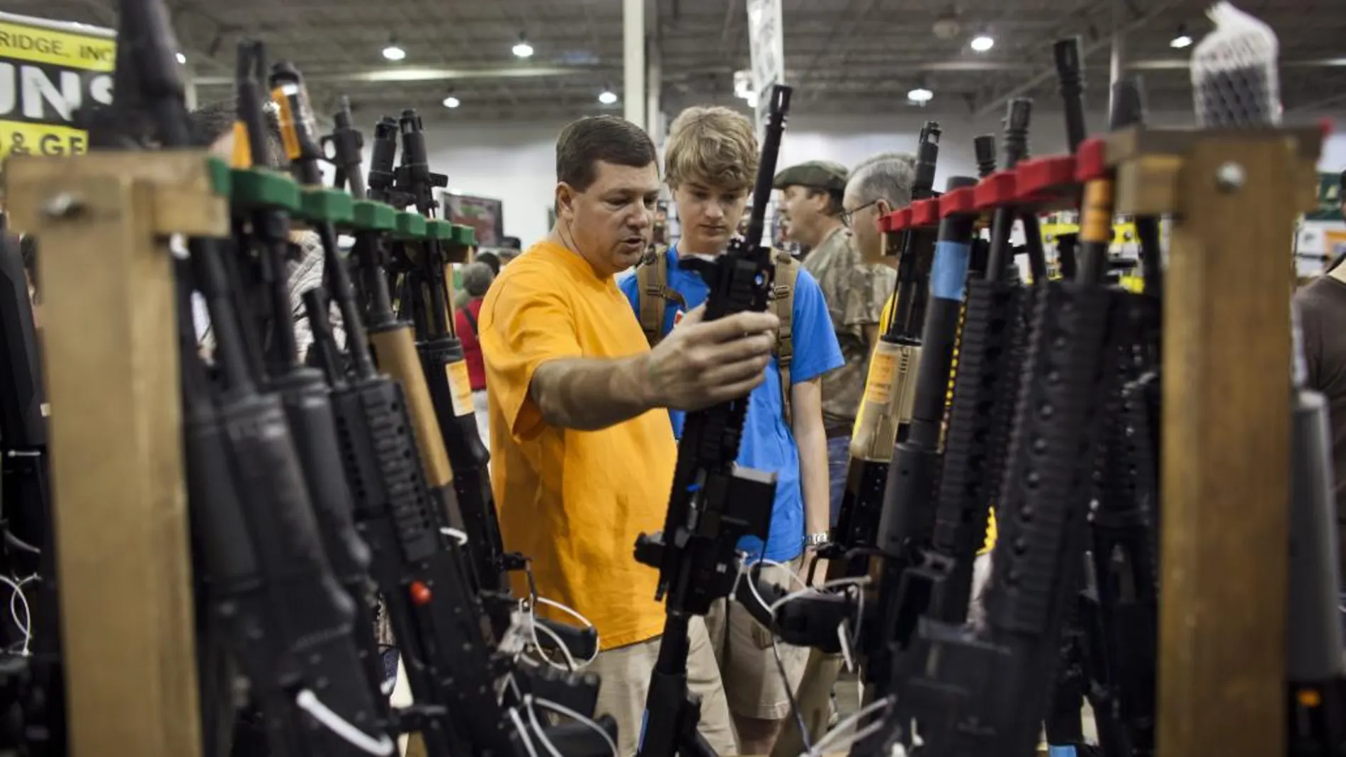 Rifles de asalto HK-416 son exhibidos para su venta en la Muestra Nacional de Armas en el Centro de Exposiciones Dulles de Chantilly, Virginia (EEUU).