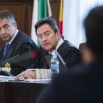 Ignacio García Revilla (espaldas) que fuera adjunto a la Intervención General, en la Junta de Andalucía, responde a las preguntas de los fiscales. EFE/Raúl Caro. ***POOL***