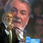 Suspende dos mítines por unas anginas