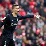 El portero del Athletic Bilbao, Kepa Arrizabalaga, da indicaciones a sus compañeros en partido contra el Málaga CF