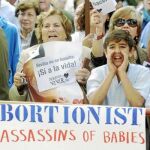 Personas de todas las edades y procedencias participaron en el acto en defensa de la vida
