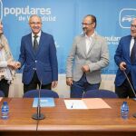 Pilar Vicente, Ruiz Medrano, Fuentes y Jesús Julio Carnero, antes de firmar el acuerdo en la sede del PP vallisoletano