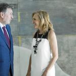 La ganadora del premio, Amalia Martínez Muñoz, ayer, acompañada del presidente del Grupo Hotusa, Amancio López / Foto: Miquel González/Shooting