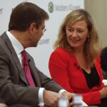 El ministro de Justicia en funciones, Rafael Catalá, conversa con la portavoz de Justicia del Podemos, Victoria Rosell