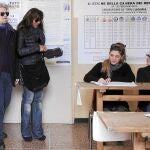 El humorista Beppe Grillo y su esposa votaron en Génova