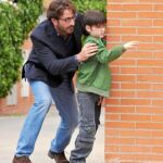 Antonio Garrido (Mario) y su hijo en la ficción, en una escena de la serie