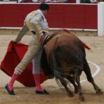 Enrique Ponce en un natural en la corrida de ASPRONA