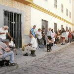 Cada día se forman largas colas en los comedores sociales de Andalucía