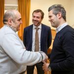 El director general de Turismo, Javier Ramírez conversa con los «ugetistas» Raúl Santa Eufemia, y Roberto Pérez, ayer en Valladolid
