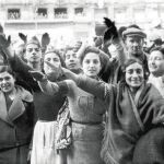 Fotografía tomada el 28 de febrero de 1939. Los madrileños saludan a las tropas de Franco. Al final, la capital de España se rindió sin lucha