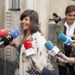La secretaria general del PP de Euskadi, Nerea Llanos (i), a su llegada hoy a la sede del partido en Vitoria