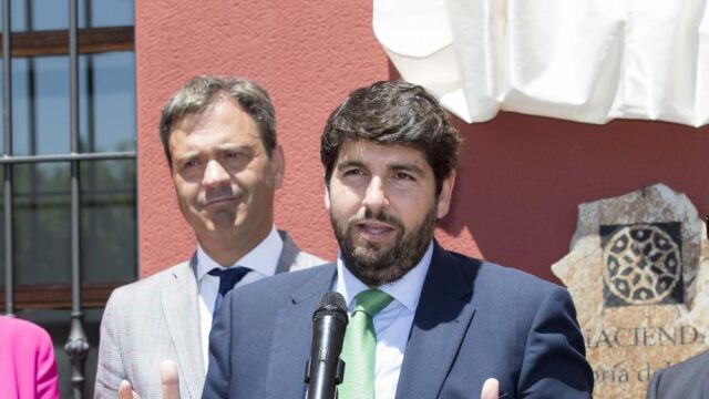 LARAZÓN. El presidente de la Comunidad, Fernando López Miras, ayer ante los medios en la inauguración de un centro de atención a la tercera edad en Yecla
