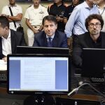 (De izq a der) El viceprimer ministro italiano, Luigi Di Maio; el primer ministro italiano Giuseppe Conte, y el ministro de Transportes e Infraestructuras, Danilo Toninelli. Foto: Efe