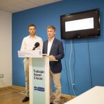 A la derecha, el diputado del Grupo Parlamentario Popular, Víctor Martínez-Carrasco, en la sede del PP de Caravaca de la Cruz