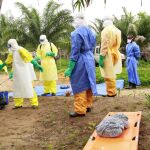 Trabajadores sanitarios se llevan el cuerpo de un bebé fallecido supuestamente por ébola, el pasado viernes en Conakry