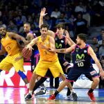 El alero griego del FC Barcelona Lassa Stratos Perperoglou (c) con el balón ante el base argentino del Movistar Estudiantes Nico Laprovittola (d) durante el partido de la trigésimo tercera jornada de Liga que disputan en el palacio de los Deportes