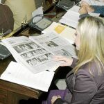 Muchos concejales suelen utilizar las sesiones plenarias para ponerse al día leyendo en profundidad la prensa mientras se desarrolla el debate